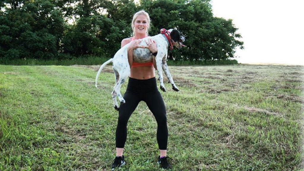 Hacer 'pesas' con un perro: la moda viral que arrasa en Instagram