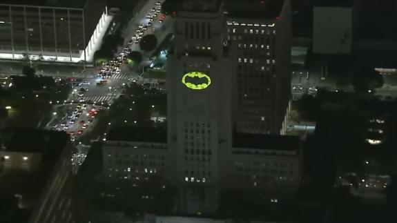 Los Ángeles emite la "bat-señal" en recuerdo a Adam West, el Batman de la TV
