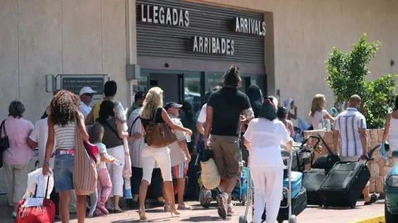 Muere un turista  en el Aeropuerto de Ibiza  cuando intentaba saltar una cadena de la cola