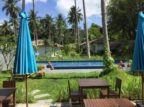 El resort está en un paradisíaco entorno junto a la selva tropical y a un corto paseo de la playa.