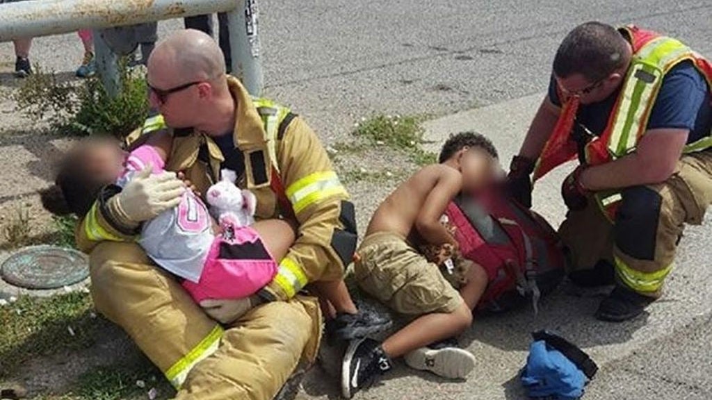 La emocionante imagen de dos bomberos consolando a dos niños tras un accidente