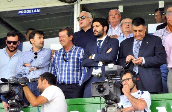 El presidente Jesús Medina en el centro del palco de Linarejos en el play-out ante el Burgos.