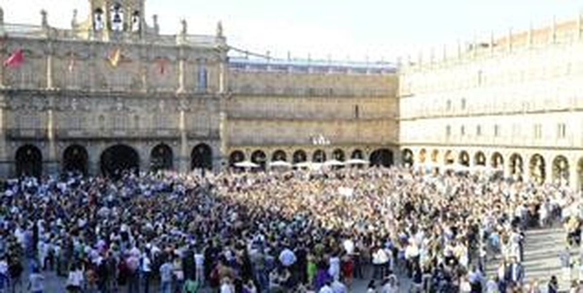 Miles de indignados salen a la calle para pedir cambios político-sociales