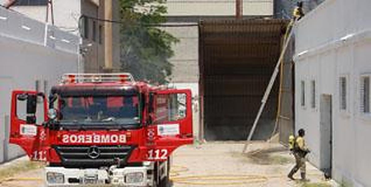 Alarma en Peñaranda por el incendio declarado en una céntrica fábrica de harinas