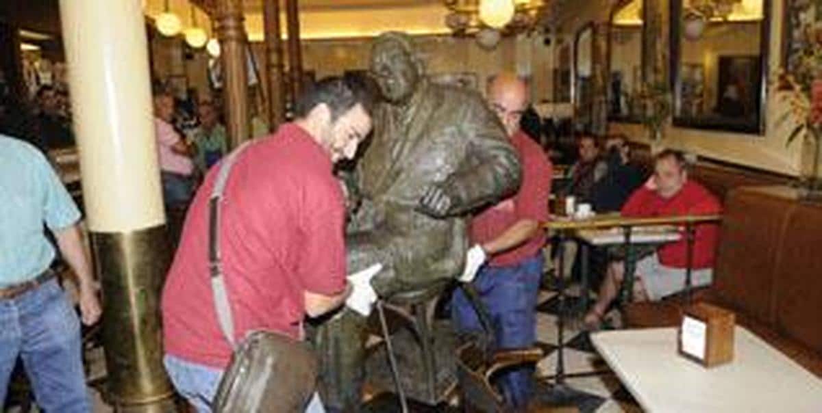 La estatua de Gonzalo Torrente Ballester se va de vacaciones durante unas semanas