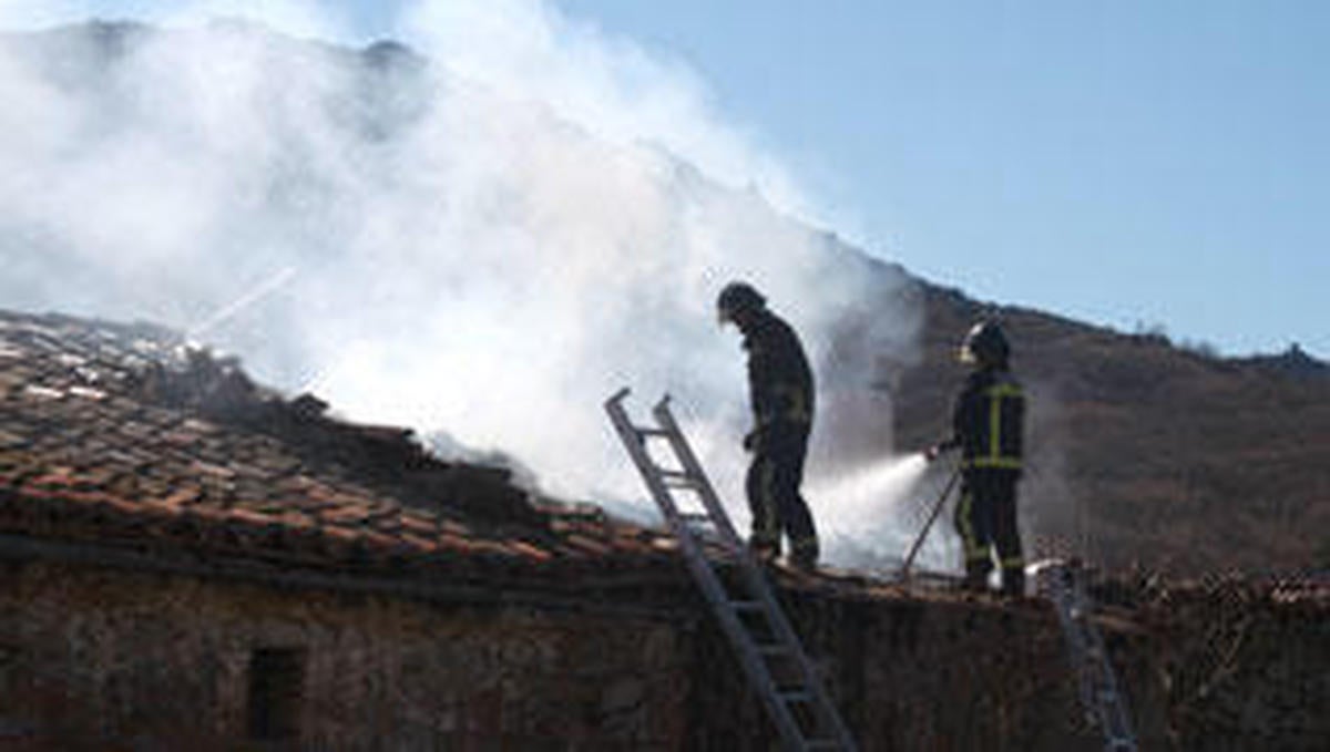 Un nuevo incendio en Fresnedoso destruye una vivienda del casco urbano