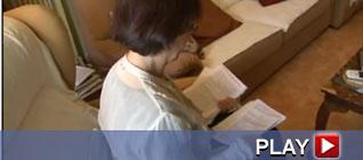 Una mujer encuentra una mochila con 14.300 euros en su portal y se la entrega a la policía