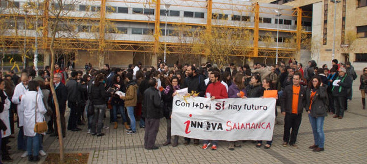 Doscientos investigadores salen a la calle en Salamanca para protestar por los recortes