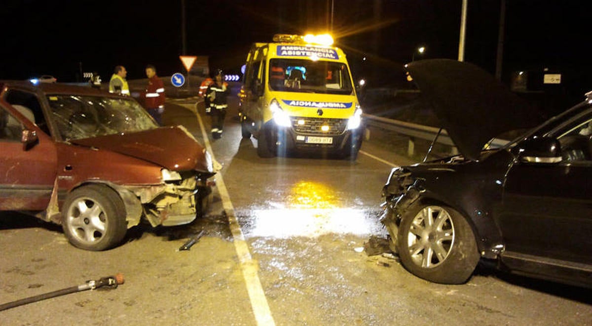 Evacuado de urgencia tras el choque de un todoterreno y un coche junto a Los Villares