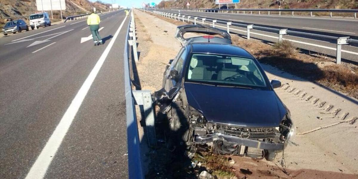 Sale ileso de un espectacular accidente en la A-66 junto a Béjar