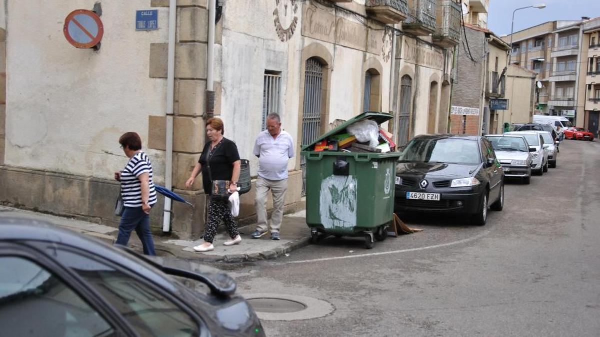 Una empresa asume la recogida de basuras de manera temporal en Vitigudino tras un día sin servicio