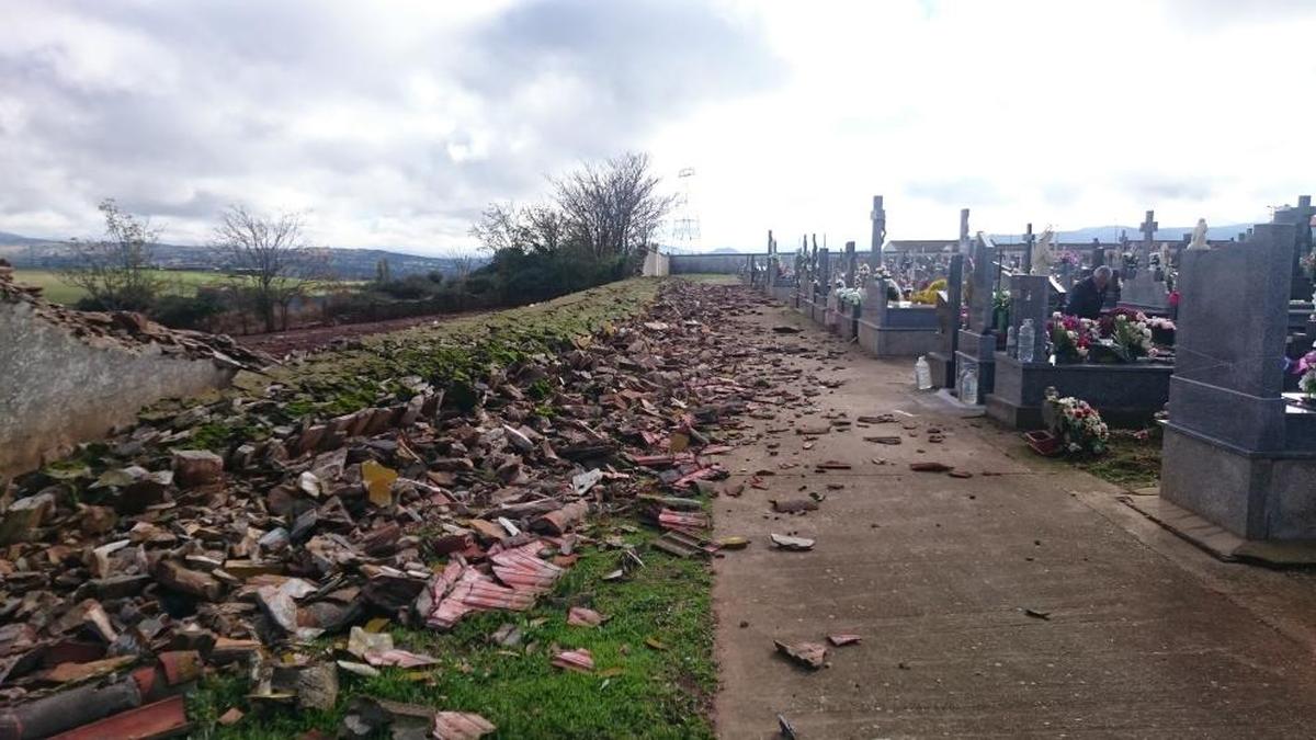 Las fuertes lluvias destrozan por completo el muro trasero del cementerio de Guijuelo