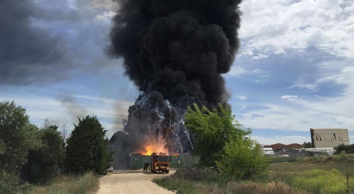 Un incendio en una planta industrial de Arganda del Rey causa varias explosiones y deja 30 heridos