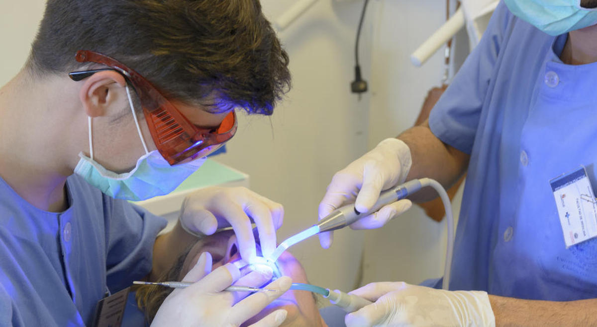 La Universidad, pionera en el estudio de la carga inmediata sobre implantes dentales