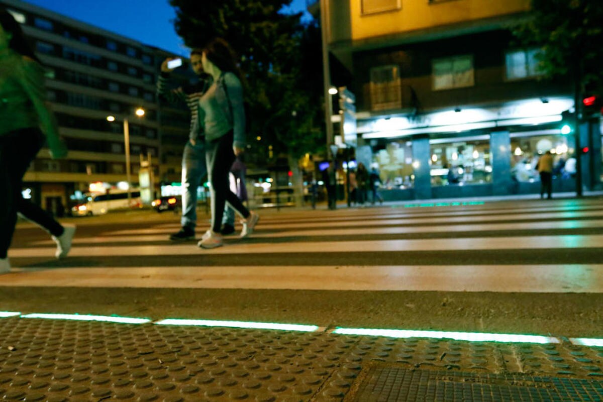 Salamanca estrena el primer semáforo en el suelo para alertar a los usuarios 'adictos' al móvil