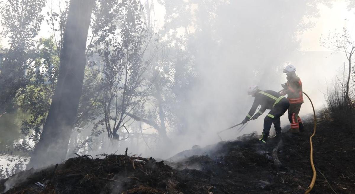 Los bomberos sofocan un incendio en la Vía Helmántica