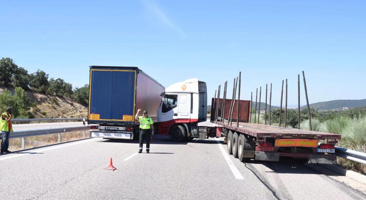 Un carril de la A-62 cortado tras hacer 'la tijera' un camión