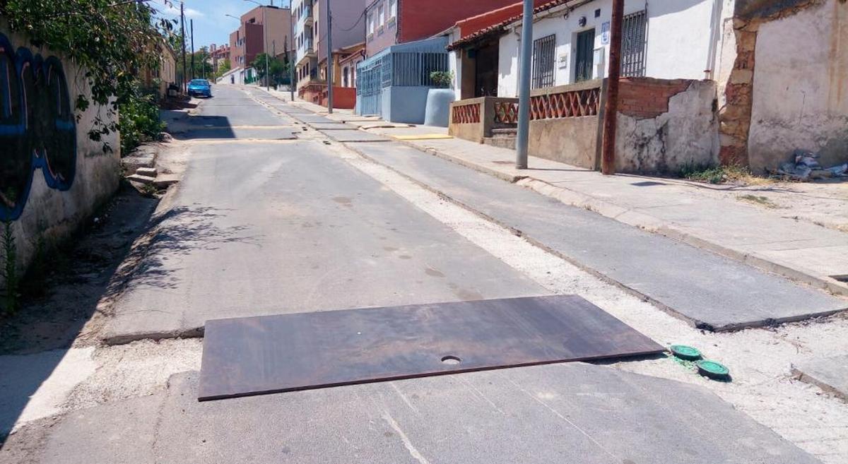 El PSOE denuncia que las calles de Vistahermosa siguen sin asfaltar un mes después del cambio de tuberías