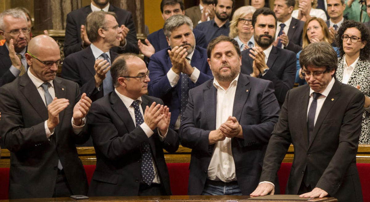 Puigdemont declara la independencia y después la suspende para iniciar un diálogo