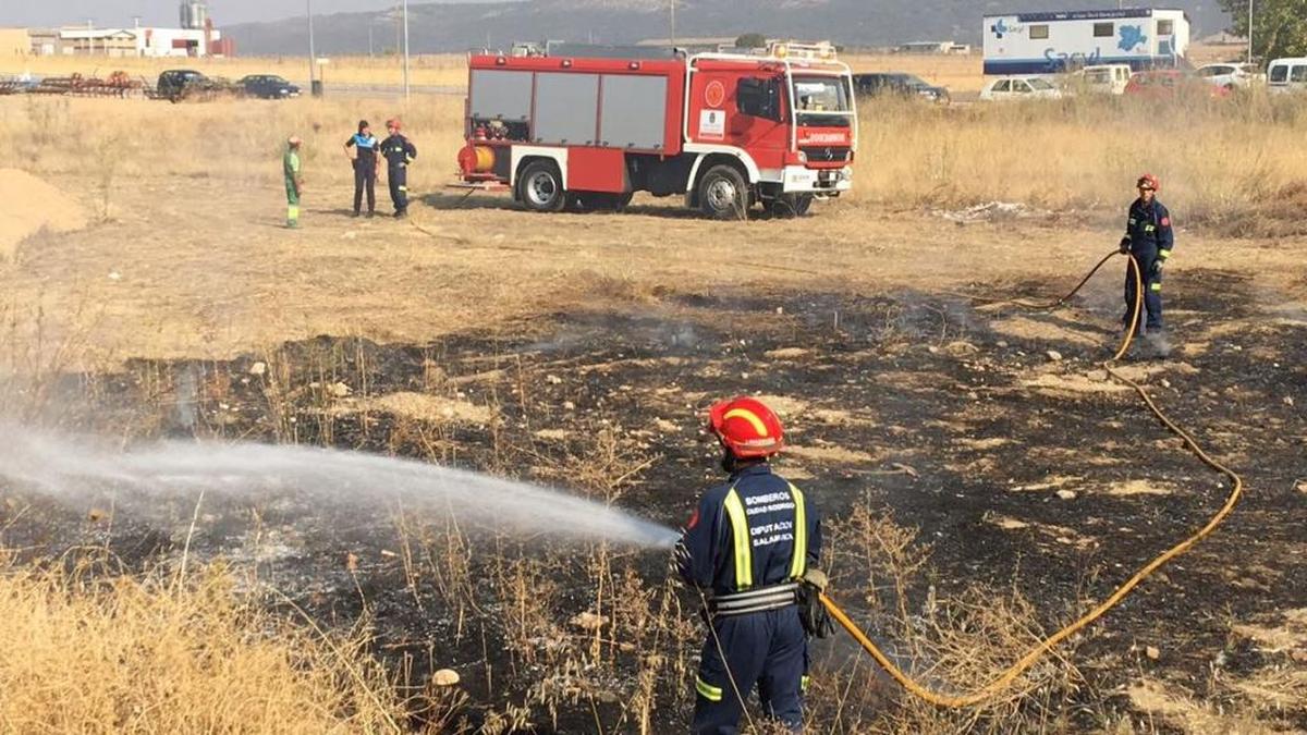 Los Bomberos de Ciudad Rodrigo extinguen un incendio junto al Centro de Salud