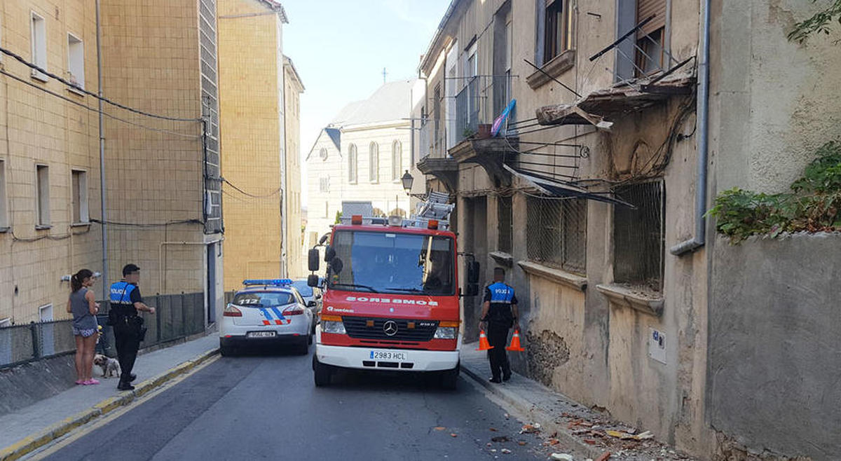 Un camión arranca de cuajo un balcón en Béjar