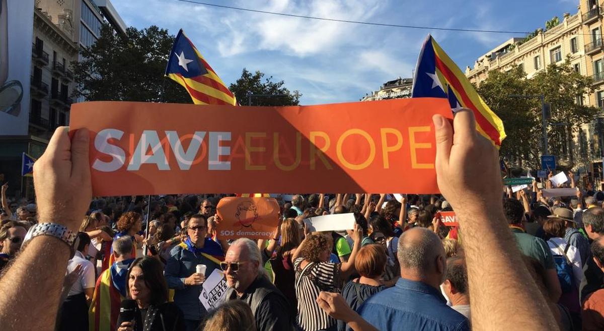 Miles de manifestantes en Barcelona por el autogobierno y la libertad de Sànchez y Cuixart