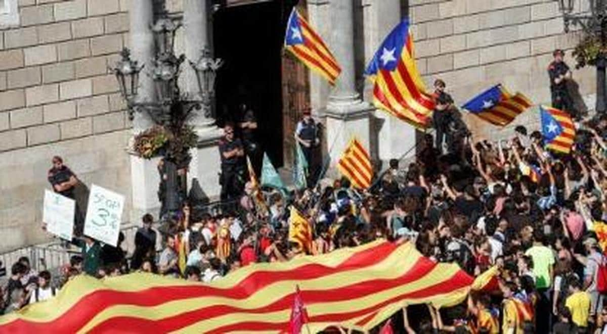 Protesta de estudiantes frente al Palau de la Generalitat