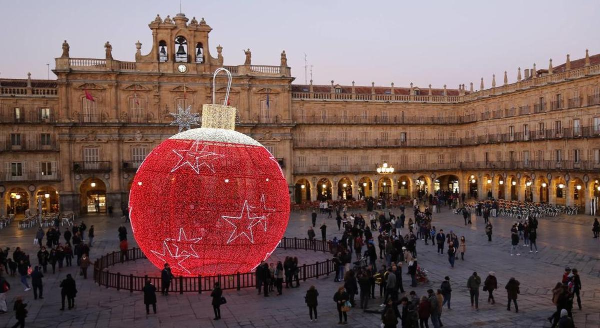 La Plaza Mayor cambia de imagen por Navidad: la bola será sustituida por dos grandes cajas de regalos