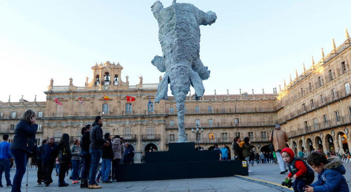 Multa de 300 euros por orinar en el pedestal del Elefante de Barceló