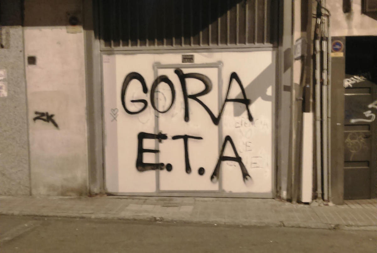 Vecinos de la calle Pizarro denuncian una pintada de 'Gora ETA'