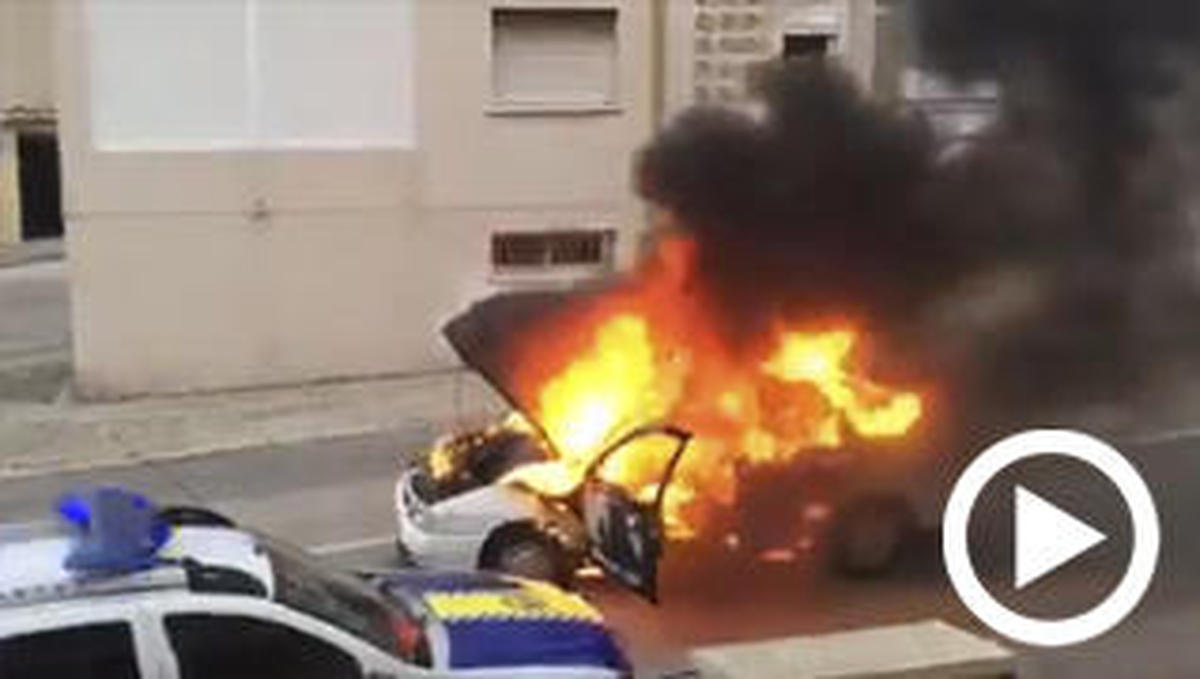 Un coche aparcado comienza a arder y baja una cuesta en llamas