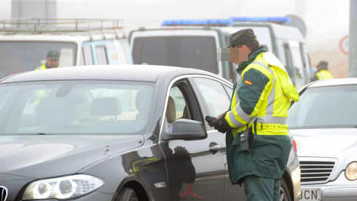 Una 'inoportuna' pregunta de un guardia civil permite librarse de la multa al conductor pillado a 228 km/h