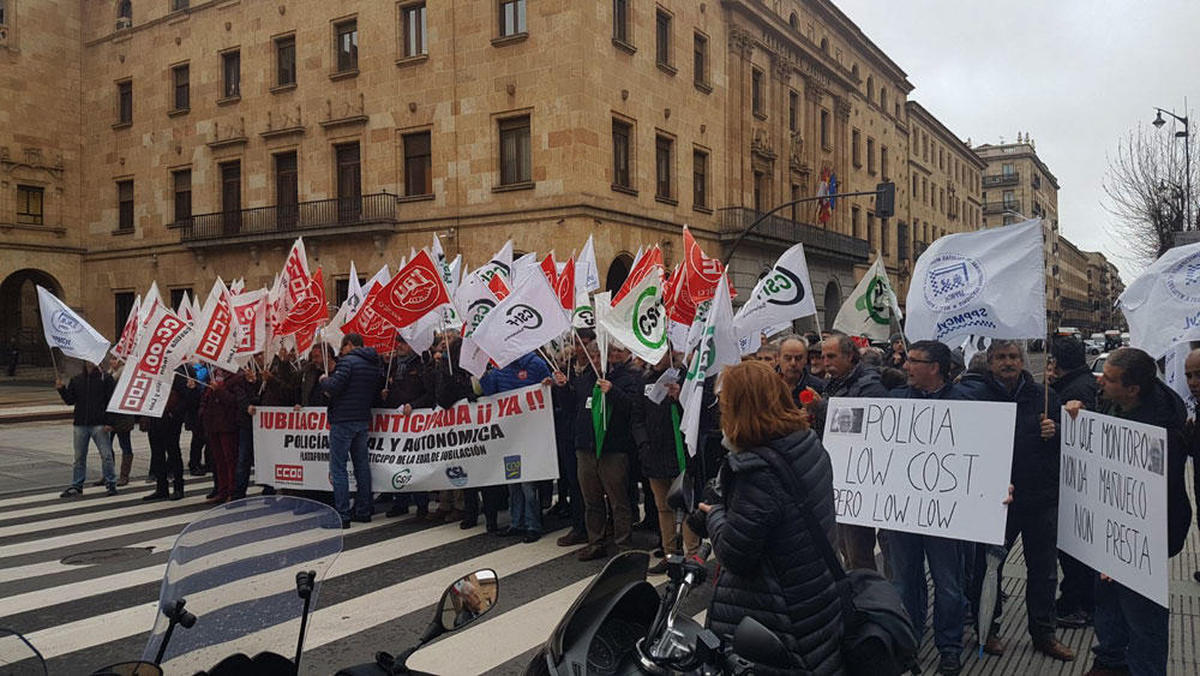 Policías locales de Salamanca cortan la Gran Vía para reclamar la jubilación anticipada y equiparación salarial