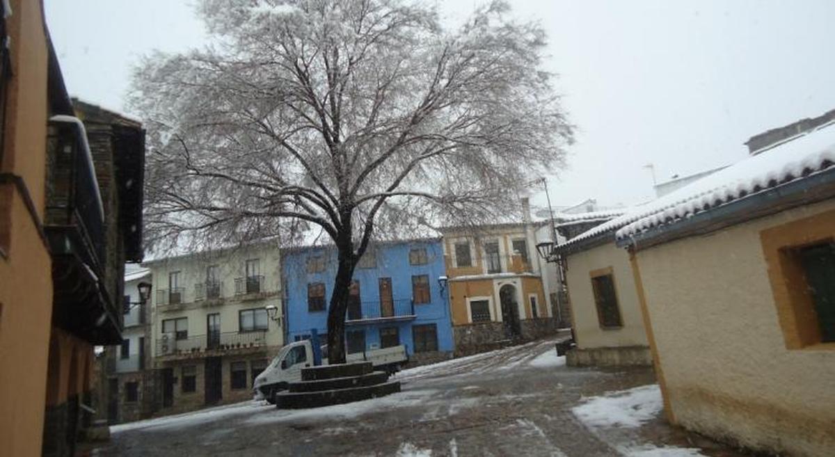 Una copiosa nevada cubre las calles de Monsagro