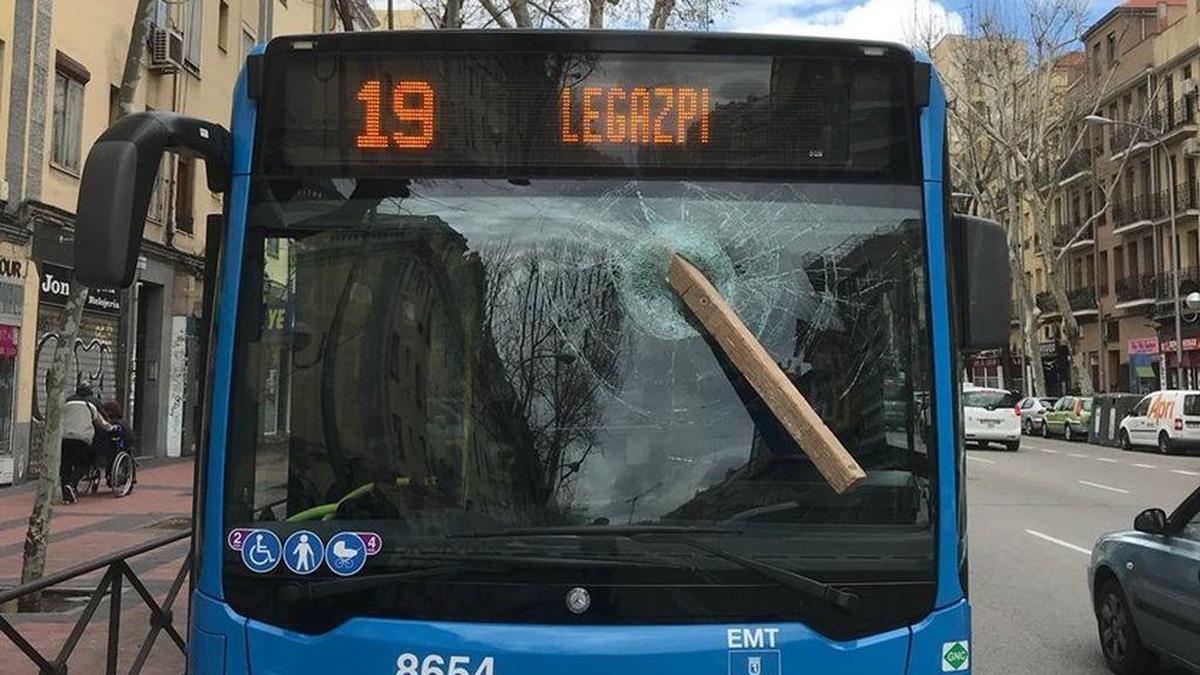 Discute con el chófer de un bus y le lanza un enorme tablón