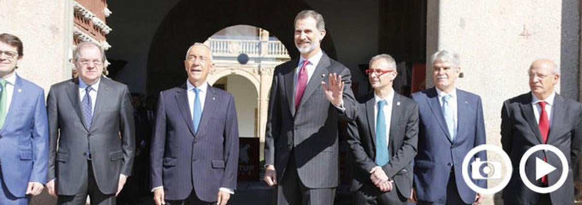 El Rey y el presidente de Portugal, recibidos con 'vivas' en la Universidad