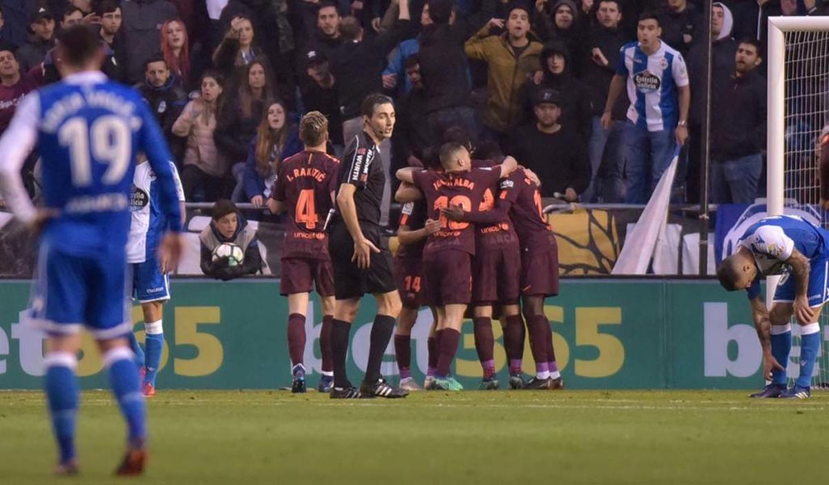 El Barcelona conquista el título a costa del Deportivo, que desciende a Segunda (2-4)