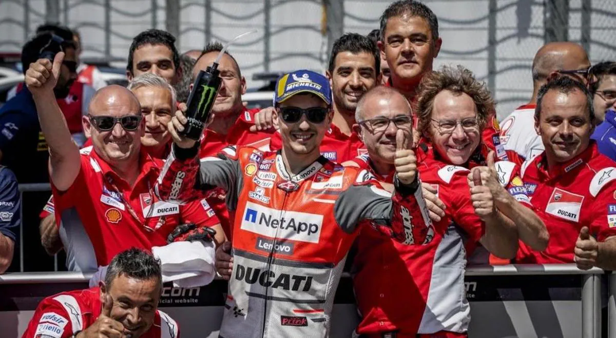 Lorenzo firma su primer triunfo con Ducati y Márquez queda fuera de los puntos