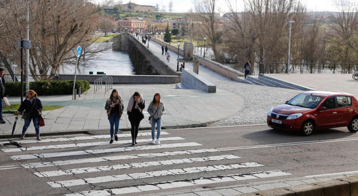 Alertan de la presencia de un hombre desnudo en bici junto al Puente Romano