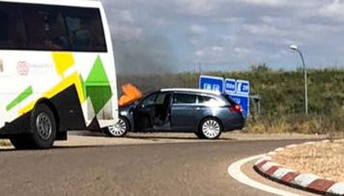 Echa a arder un coche mientras circulaba junto a Villamayor