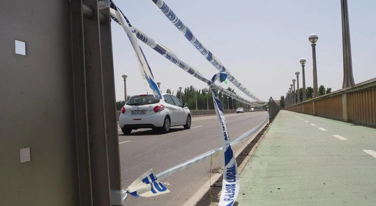 Sufre un accidente de noche y arranca varios metros de valla del Puente de la Universidad