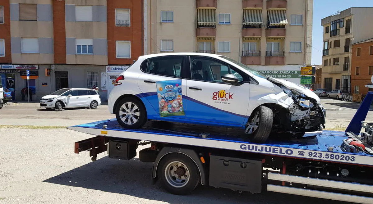 Aparatoso choque en la calle Filiberto Villalobos de Guijuelo