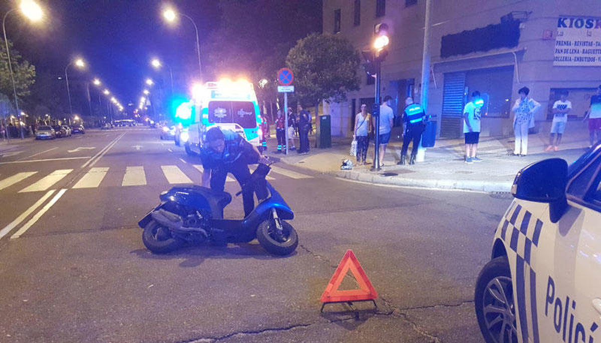 Choque entre un coche y una moto en la calle Astorga