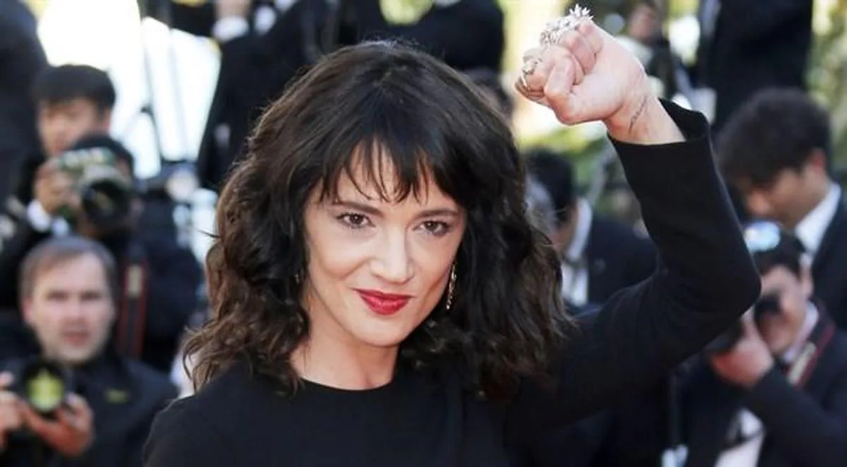 Asia Argento, una de las primeras en denunciar a Weinstein, acusada de abuso sexual por un menor