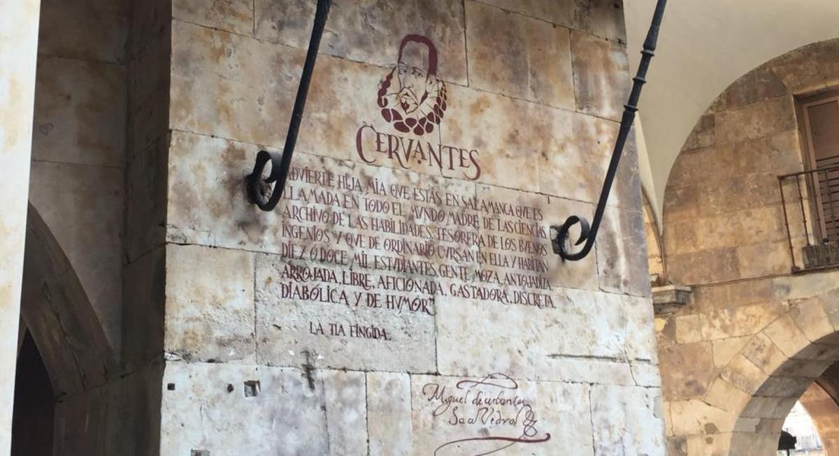 Salamanca homenajea a Cervantes con la inscripción de una cita de su libro 'La tía fingida' en el Corrillo