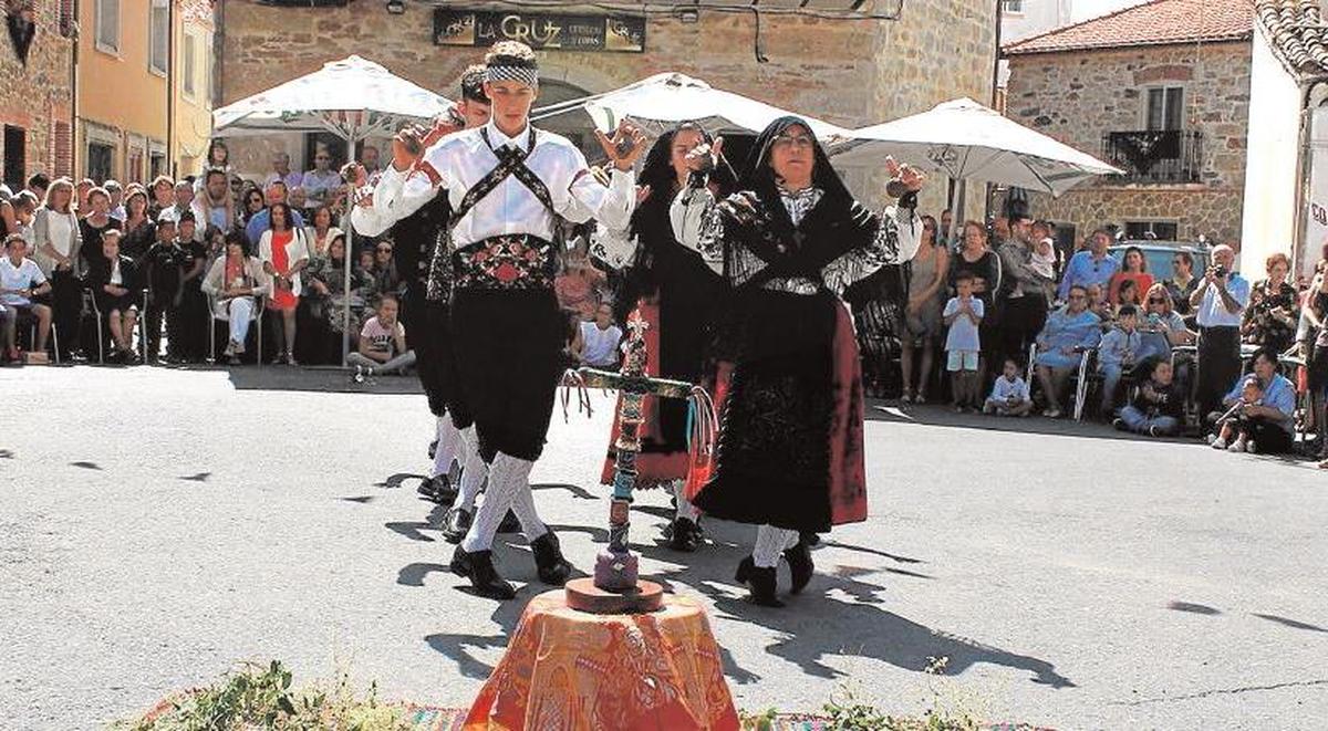 Las danzas protagonizan la celebración festiva en Cespedosa de Tormes