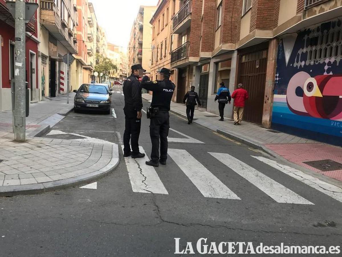 La policía persigue a un presunto delincuente por los tejados en la calle Papín