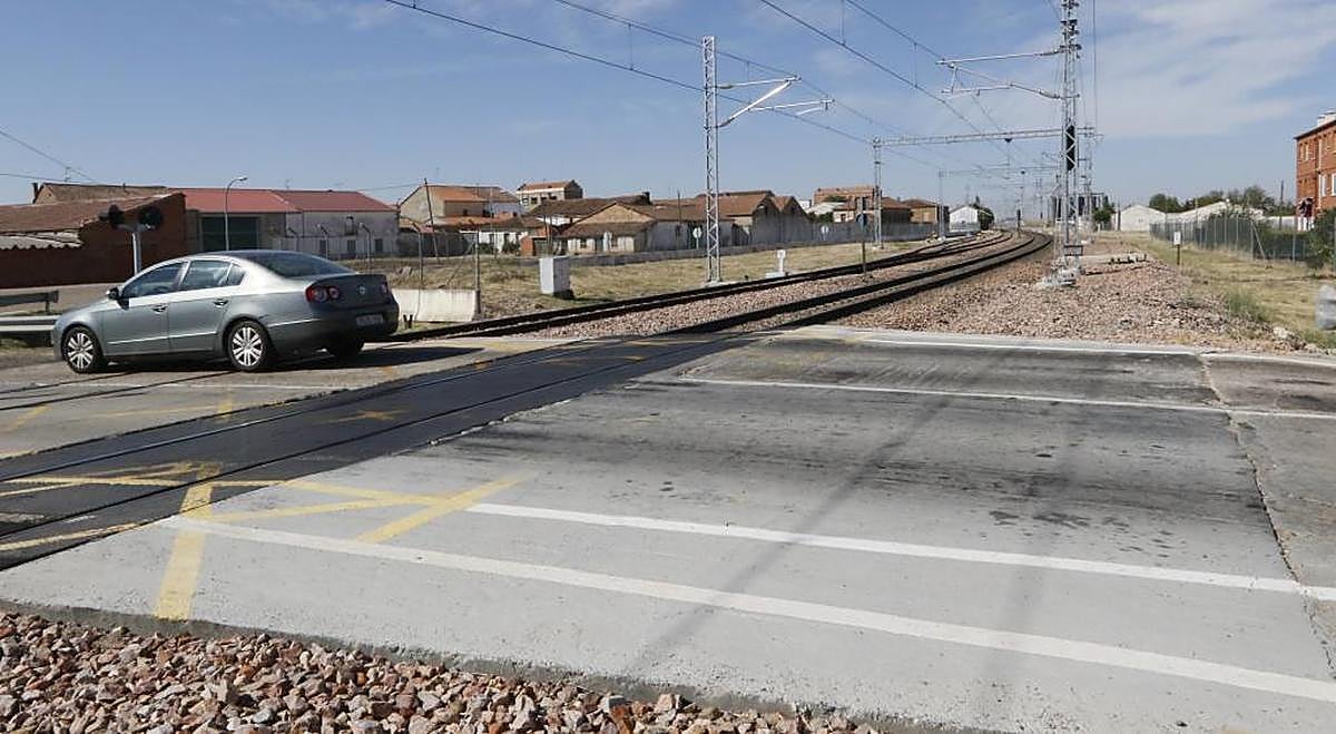 El comienzo de las obras para eliminar los pasos a nivel de Gomecello: 'próximamente'