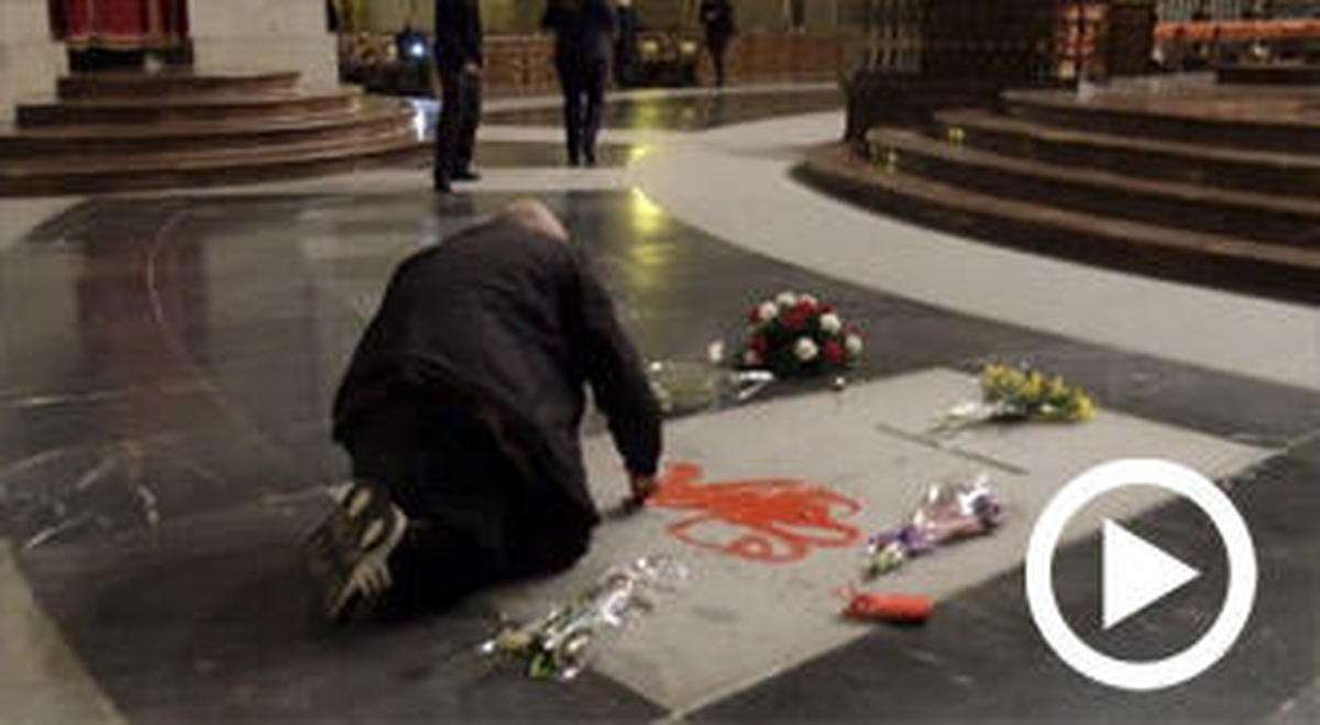 Un vándalo profana la tumba de Franco con pintura roja