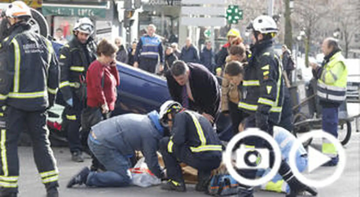 Vuelca un coche tras una triple colisión en el Paseo de Carmelitas con la Avenida de Villamayor